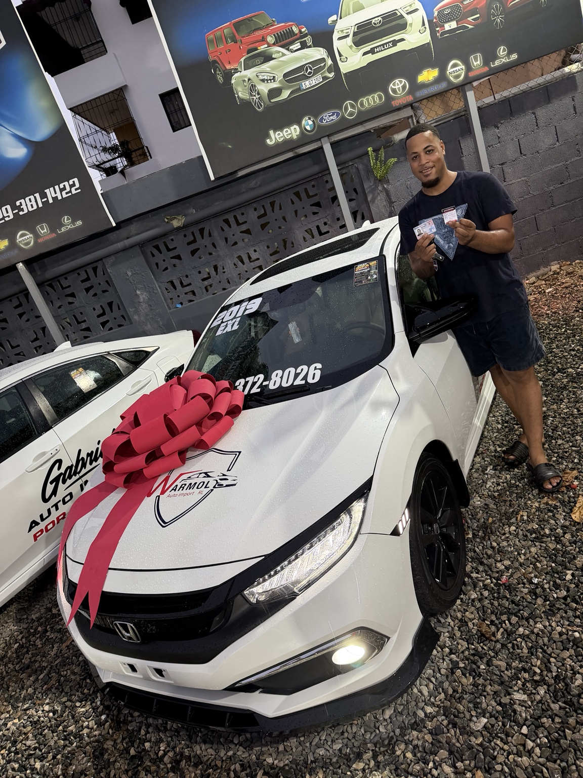 Ganador anterior junto a un Honda Civic blanco 2019